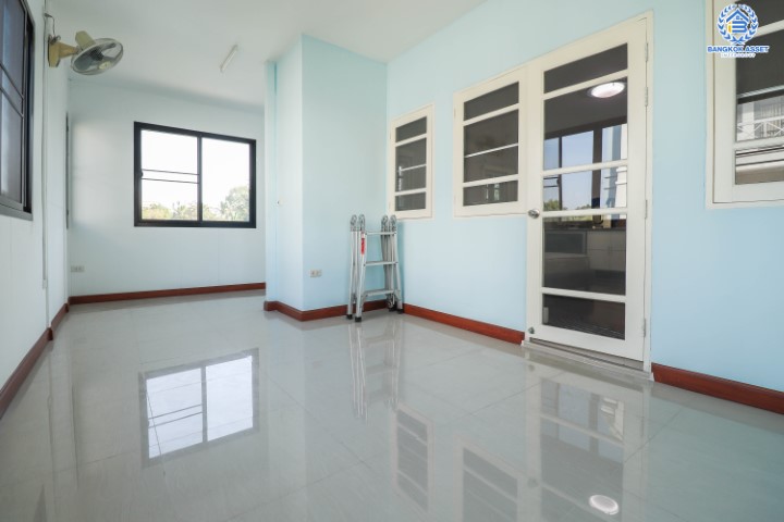 *****ทาวน์เฮ้าส์ 3 ชั้น มือสอง พร้อมอยู่ ม.ศุภารมย์ แจ้งวัฒนะ-ปากเกร็ด หลังมุม เนื้อที่ 31.4 ตร.ว. ฟังก์ชัน 3 ห้องนอน 3 ห้องน้ำ  2 ที่จอดรถพื้นที่ใช้สอย 200 ตร.ม. แถมฟรี เครื่องปรับอากาศ 4 เครื่อง, เครื่องทำน้ำอุ่น 3 เครื่อง และ เครื่องดูดควัน 1 เครื่อง บนทำเลดีที่สุด! เชื่อมต่อถนนหลายเส้น ใกล้เซ็นทรัลแจ้งวัฒนะ ทางด่วน "แจ้งวัฒนะ" และเมืองทองธานี